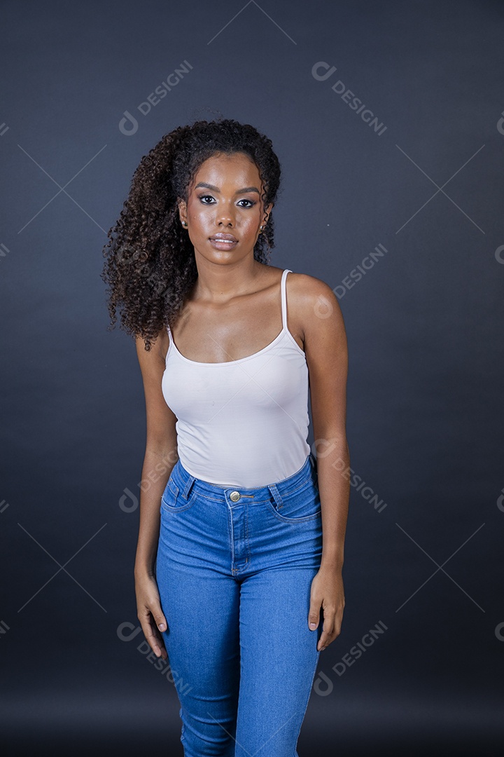 Garota cacheada linda