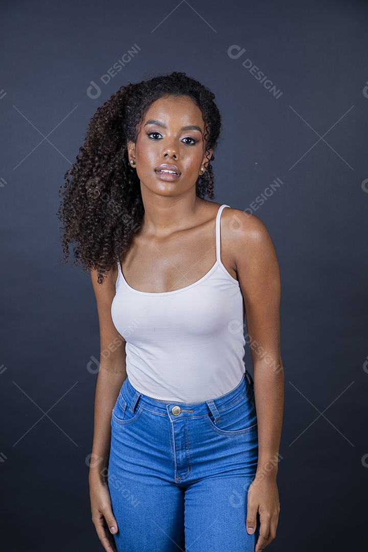 Garota cacheada linda