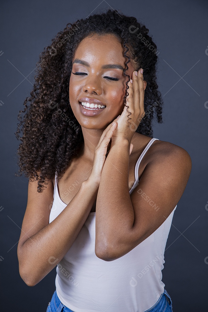 Garota morena linda sorrindo