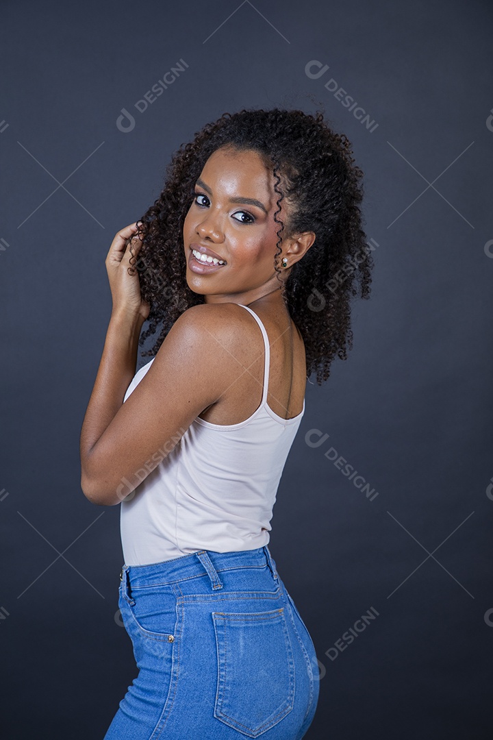 Garota morena linda sorrindo