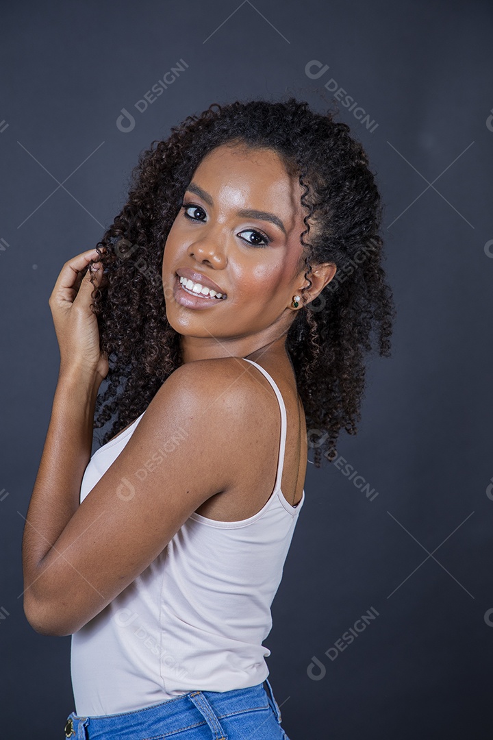 Jovem morena linda sorrindo