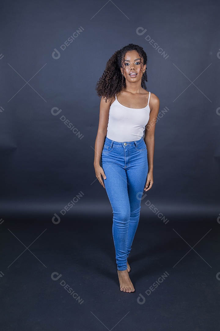 Mulher morena cacheada bonita