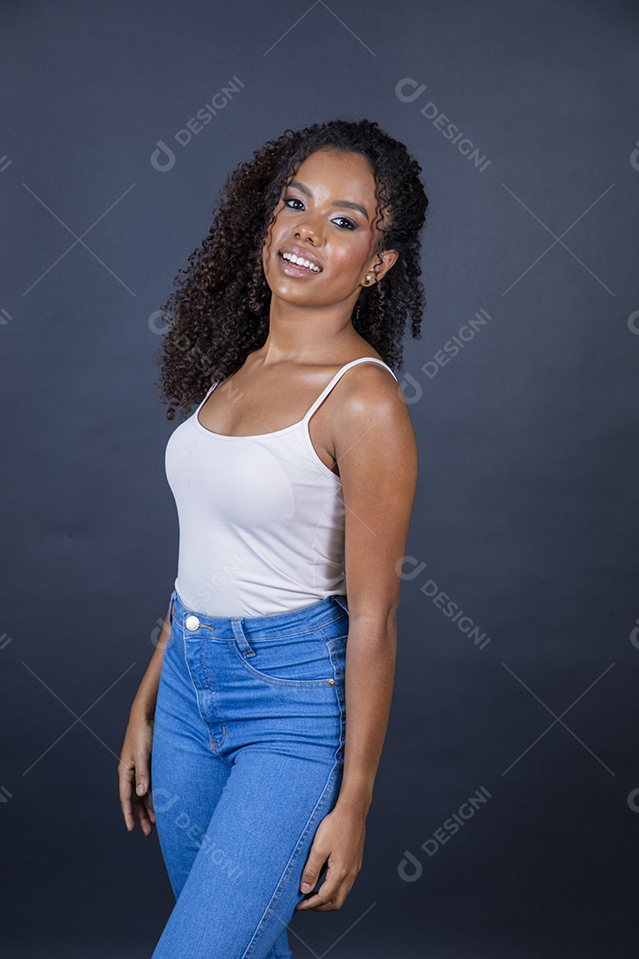 Mulher morena usando jeans