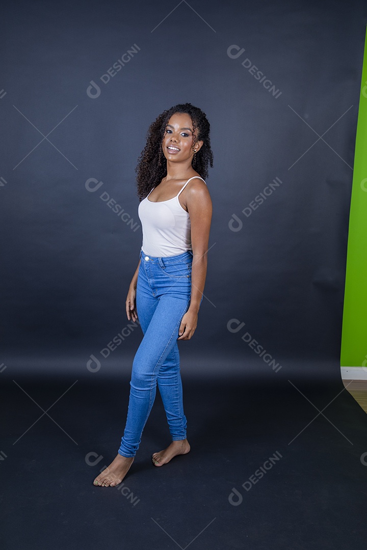 Mulher morena usando jeans