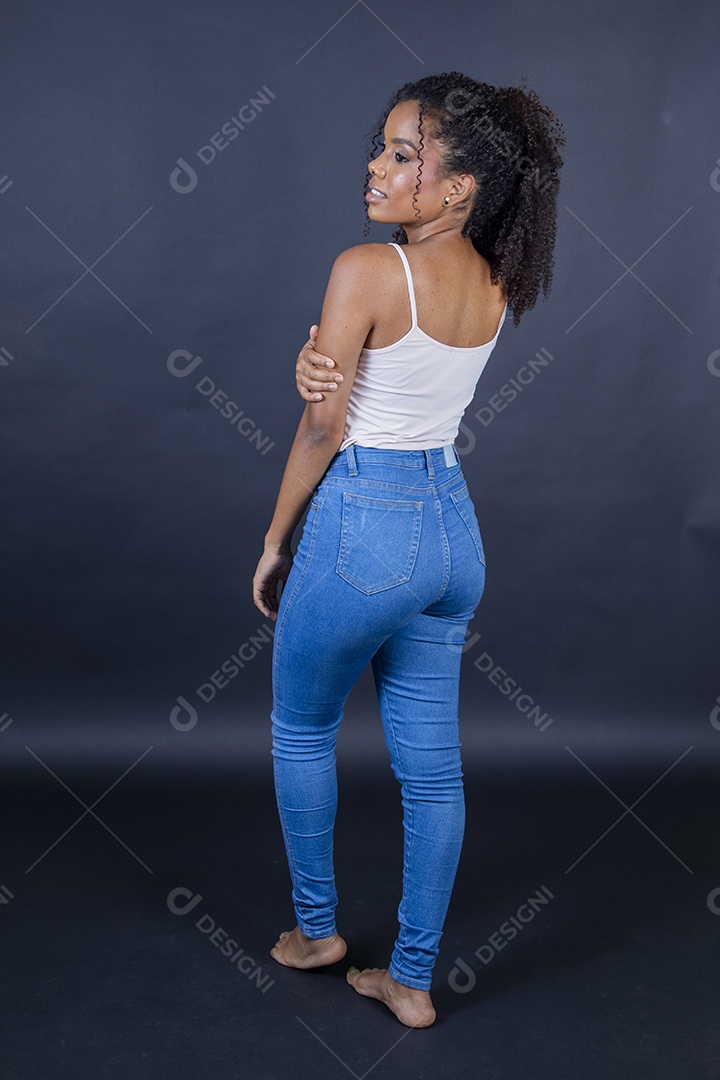 Mulher jovem usando jeans