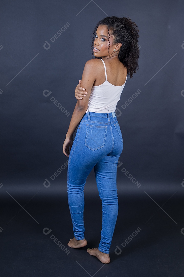 Mulher morena usando jeans