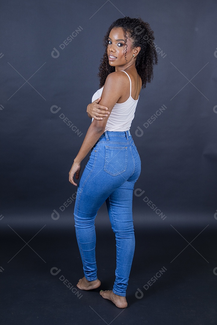 Mulher morena usando jeans