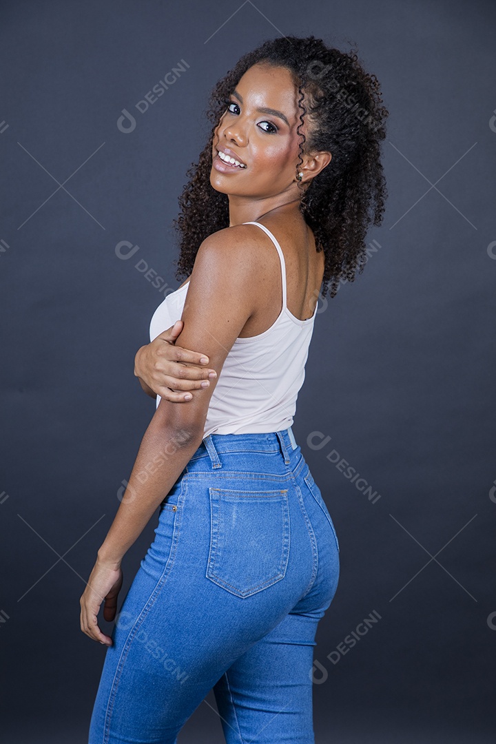 Jovem morena usando peça jeans