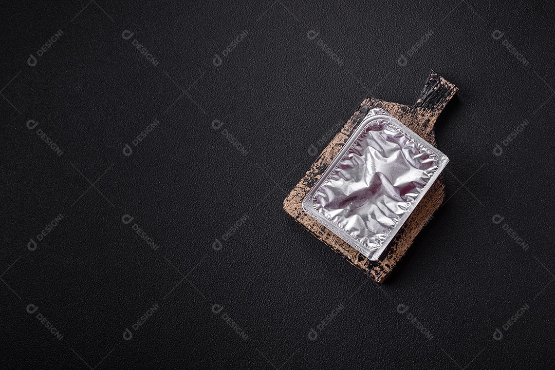 Tábua de madeira com marmita quadrada