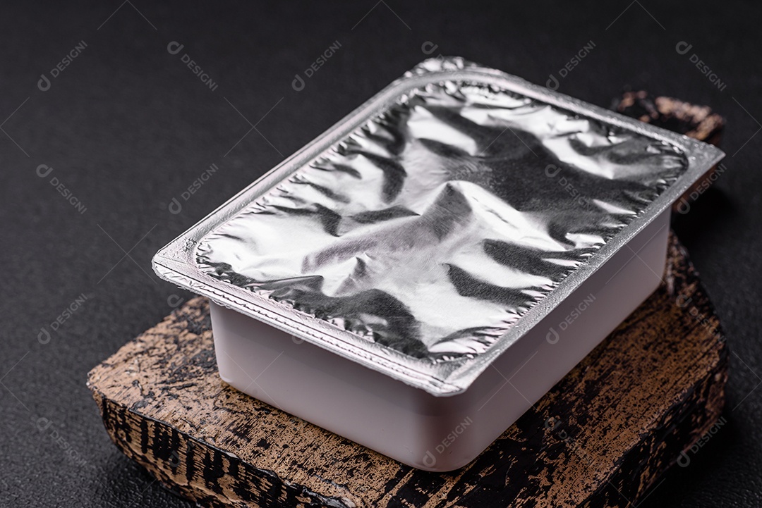 Marmita lacrada sobre tábua de madeira