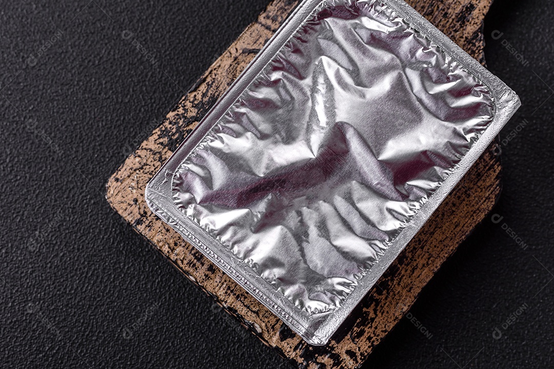 Marmita fechada sobre tábua de madeira