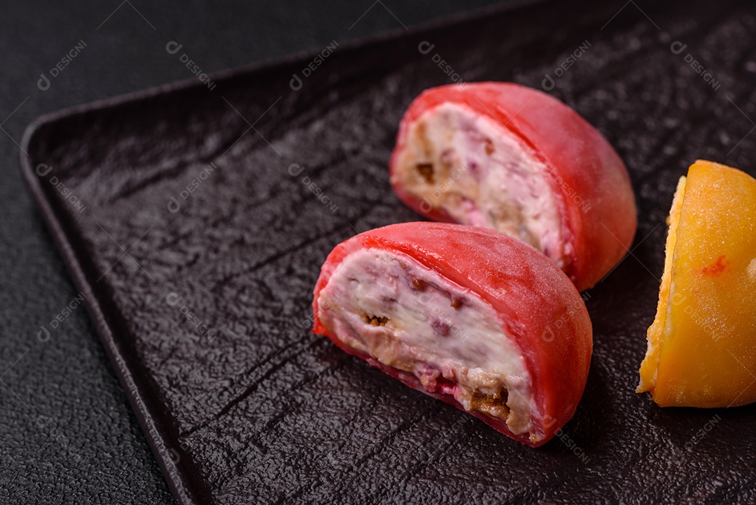 Deliciosos doces mochi asiáticos coloridos com casca de massa de arroz e recheio de frutas em fundo escuro de concreto