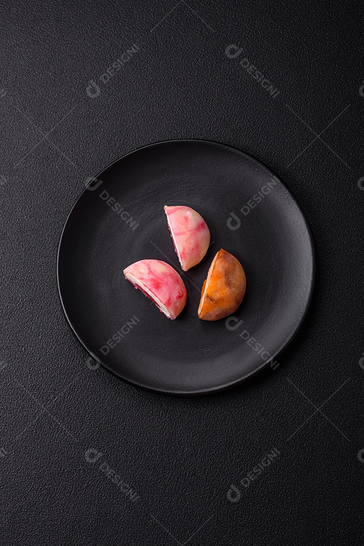 Delicioso frango assado ou espetinho de peru em um espeto com sal e especiarias em um fundo escuro de concreto