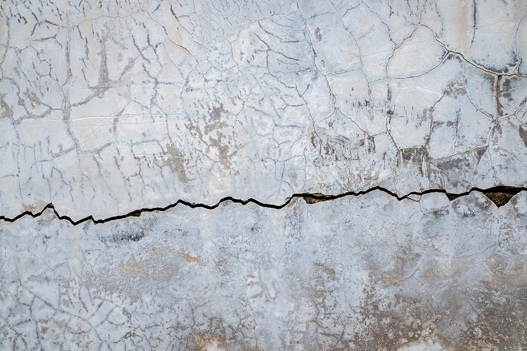 Parede com enorme rachadura