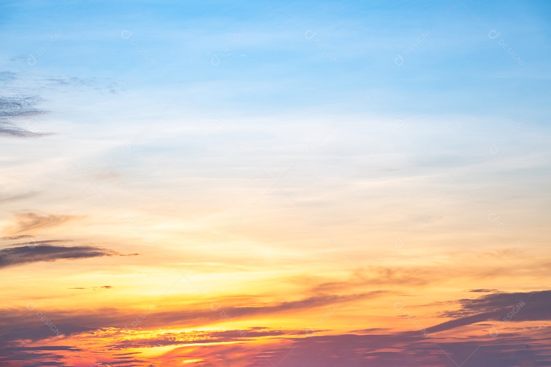 Perfeito céu ao amanhecer