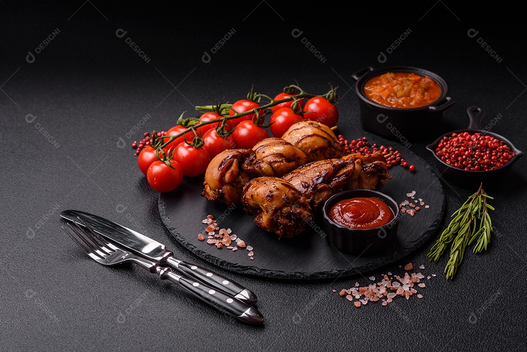 Delicioso frango assado ou espetinho de peru em um espeto com sal e especiarias em um fundo escuro de concreto