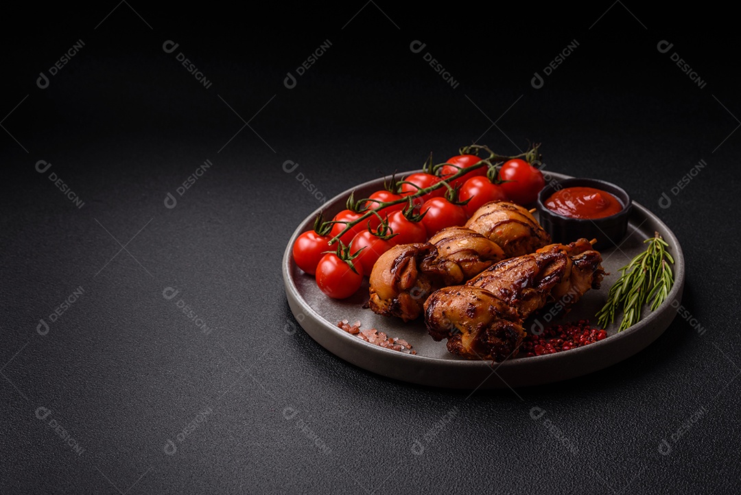 Delicioso frango assado ou espetinho de peru em um espeto com sal e especiarias em um fundo escuro de concreto