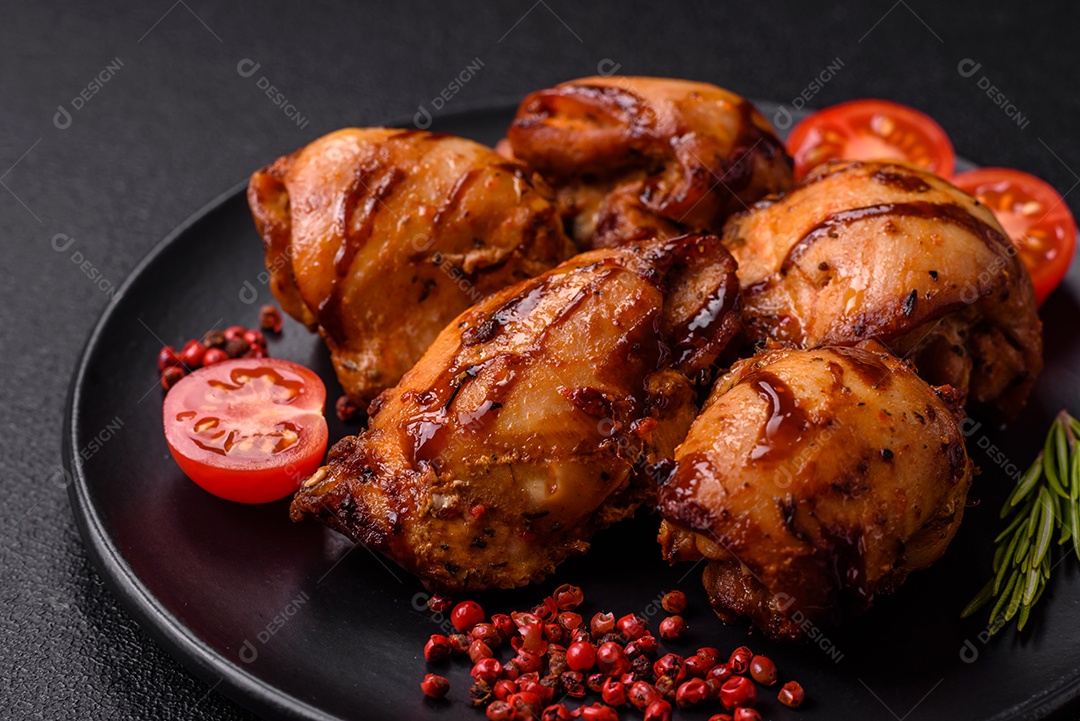 Delicioso frango assado ou espetinho de peru em um espeto com sal e especiarias em um fundo escuro de concreto