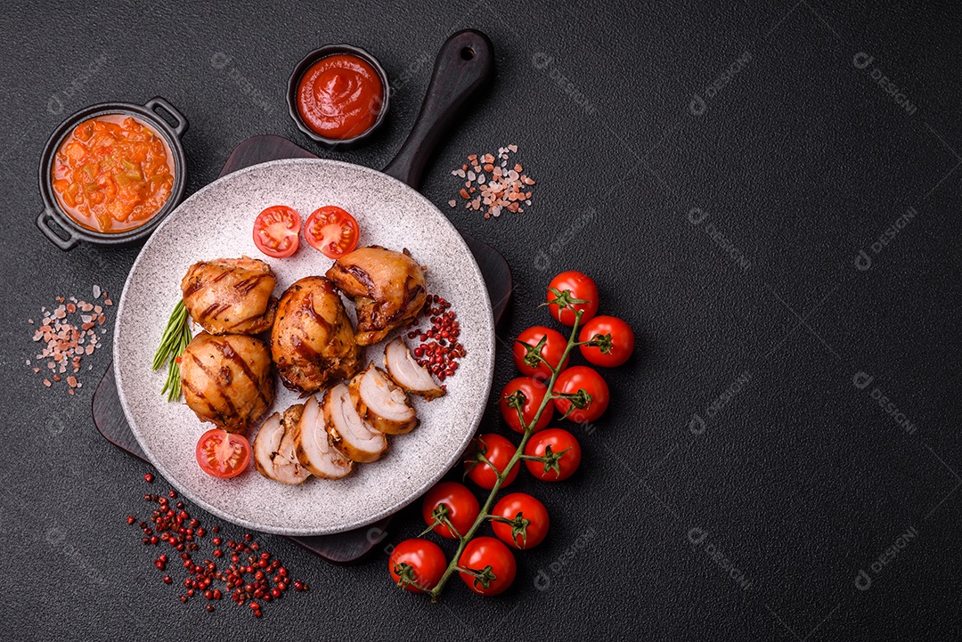 Delicioso frango assado ou espetinho de peru em um espeto com sal e especiarias em um fundo escuro de concreto