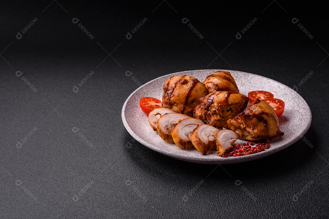 Mini salsichas ou cabanosi defumados com sal e especiarias sobre fundo escuro de concreto