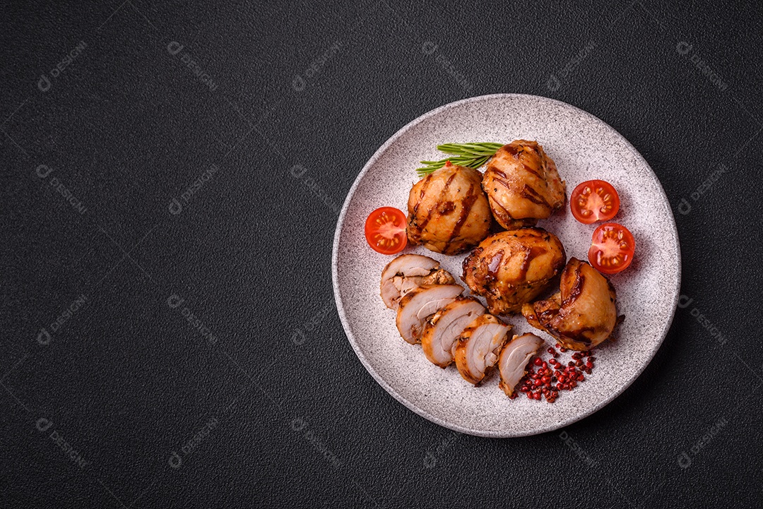 Mini salsichas ou cabanosi defumados com sal e especiarias sobre fundo escuro de concreto