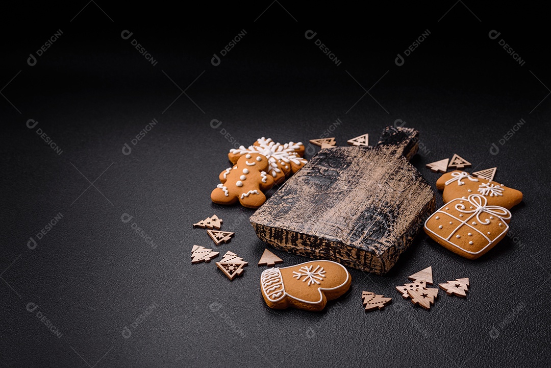 Linda composição festiva de Natal de um prato vazio, pães de gengibre e anis estrelado em um fundo escuro e texturizado