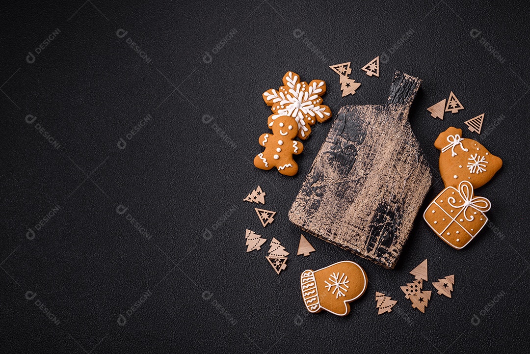 Linda composição festiva de Natal de um prato vazio, pães de gengibre e anis estrelado em um fundo escuro e texturizado