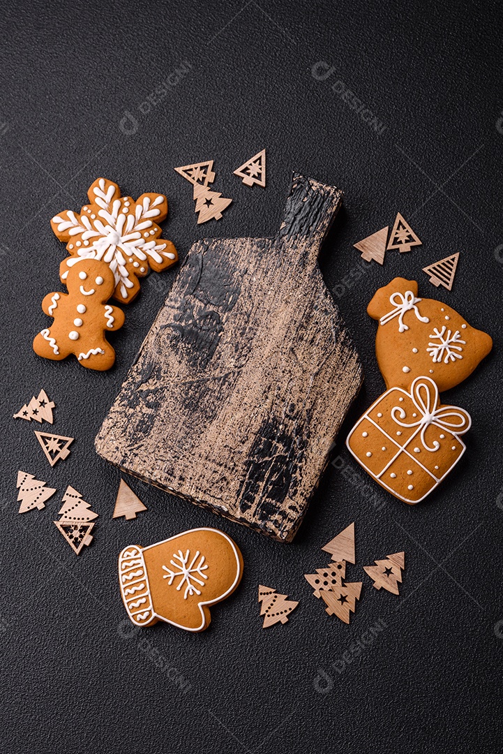 Linda composição festiva de Natal de um prato vazio, pães de gengibre e anis estrelado em um fundo escuro e texturizado