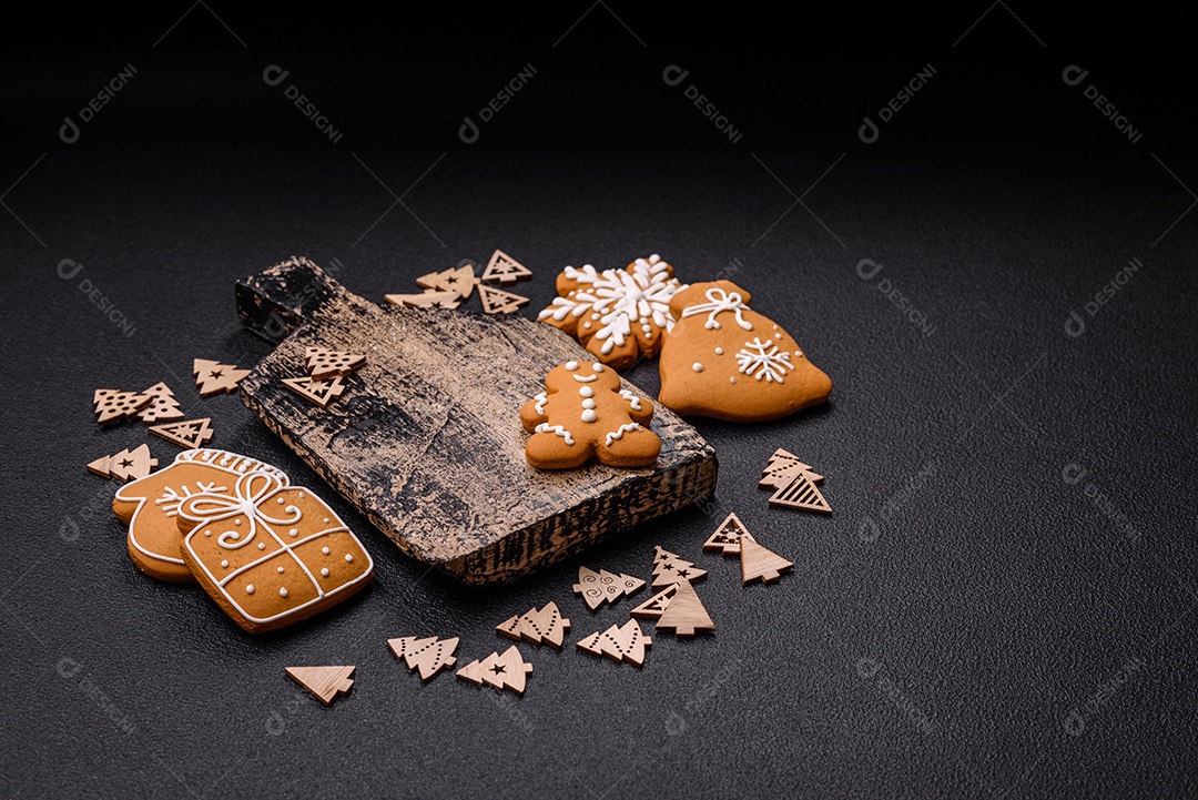 Linda composição festiva de Natal de um prato vazio, pães de gengibre e anis estrelado em um fundo escuro e texturizado