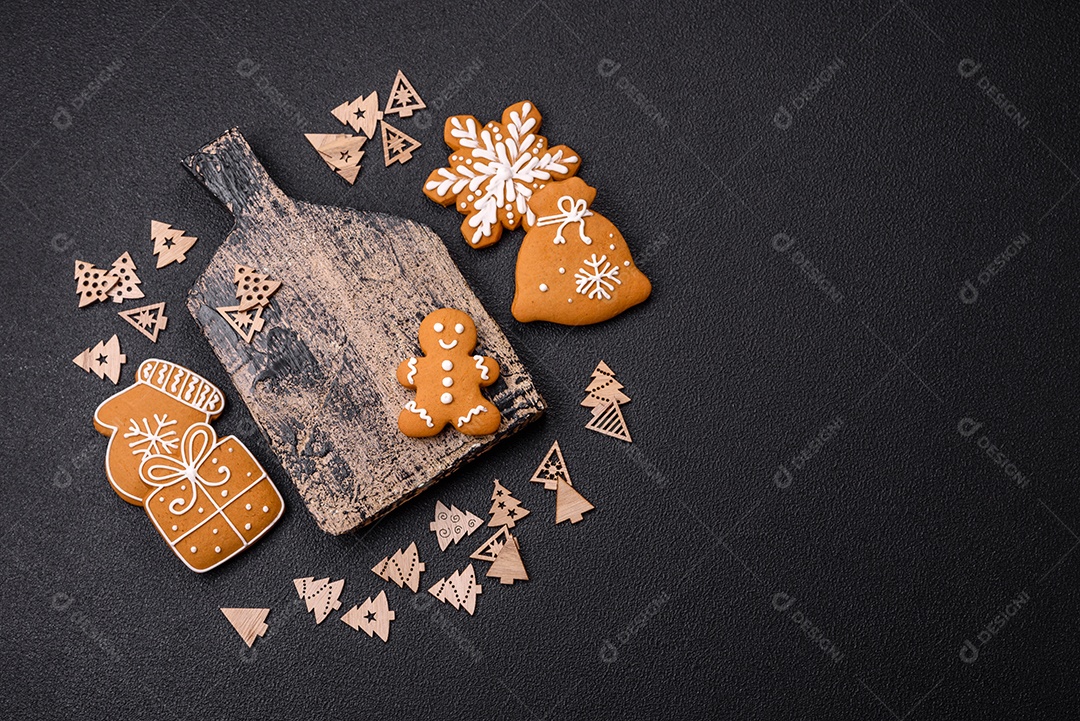 Linda composição festiva de Natal de um prato vazio, pães de gengibre e anis estrelado em um fundo escuro e texturizado