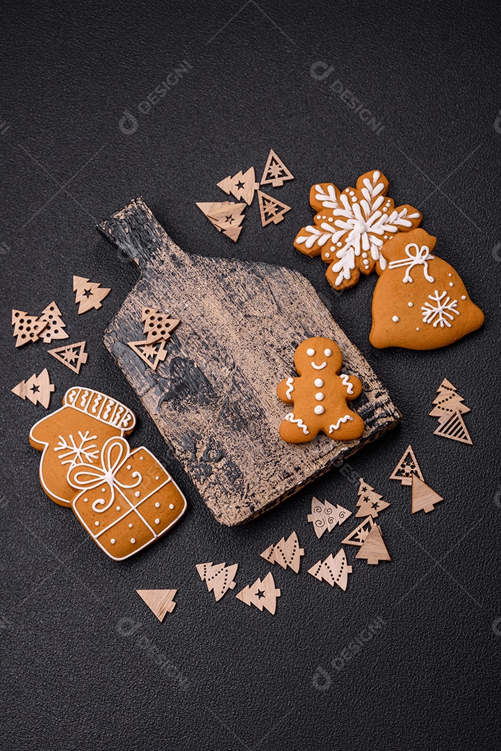 Linda composição festiva de Natal de um prato vazio, pães de gengibre e anis estrelado em um fundo escuro e texturizado