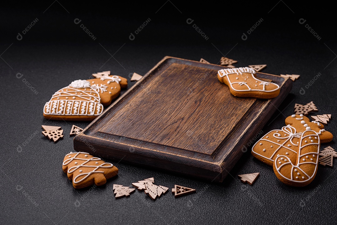 Linda composição festiva de Natal de um prato vazio, pães de gengibre e anis estrelado em um fundo escuro e texturizado