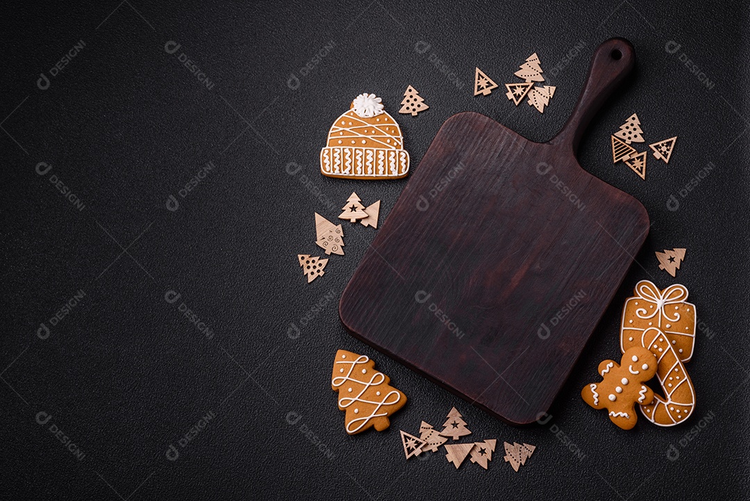 Linda composição festiva de Natal de um prato vazio, pães de gengibre e anis estrelado em um fundo escuro e texturizado