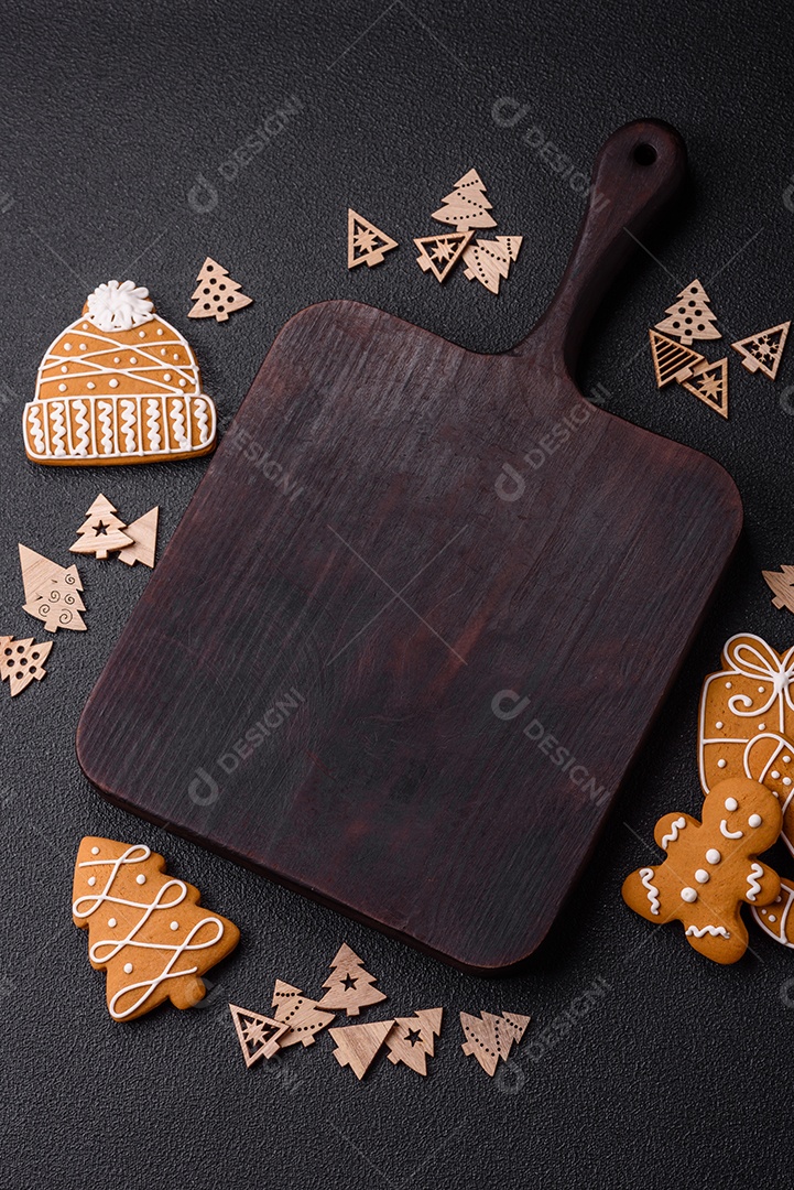 Linda composição festiva de Natal de um prato vazio, pães de gengibre e anis estrelado em um fundo escuro e texturizado