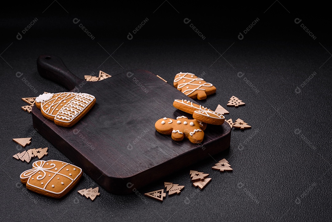 Linda composição festiva de Natal de um prato vazio, pães de gengibre e anis estrelado em um fundo escuro e texturizado