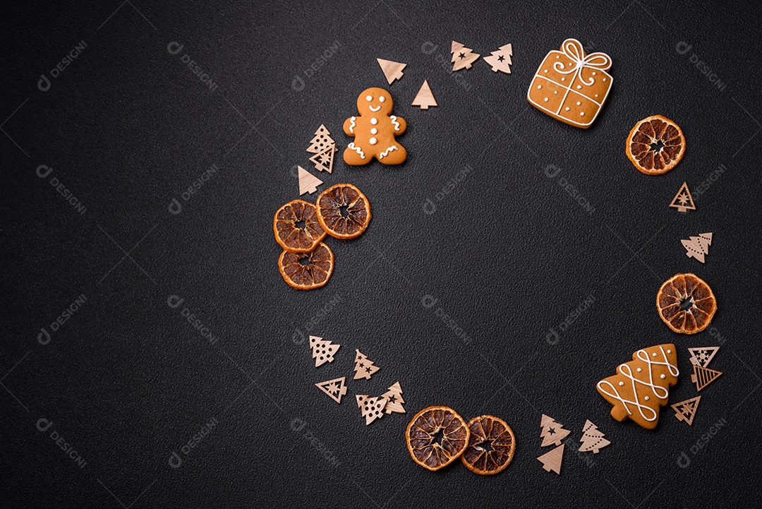 Linda composição festiva de Natal de um prato vazio, pães de gengibre e anis estrelado em um fundo escuro e texturizado
