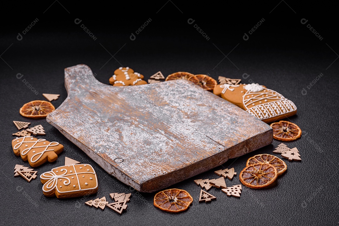 Linda composição festiva de Natal de um prato vazio, pães de gengibre e anis estrelado em um fundo escuro e texturizado