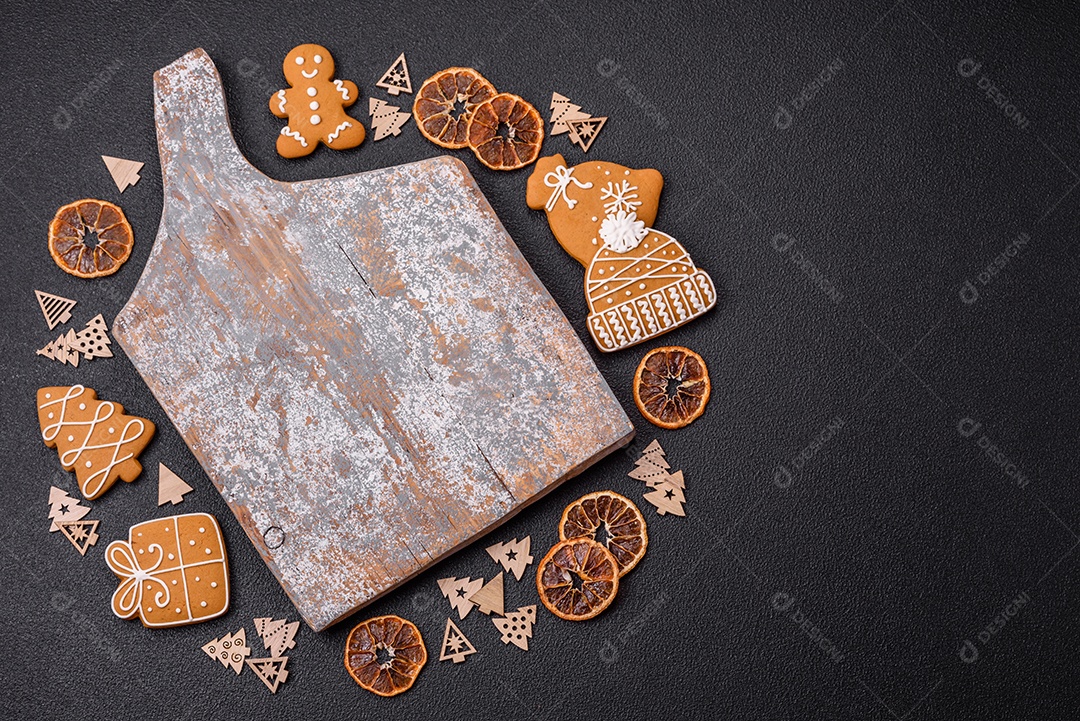Linda composição festiva de Natal de um prato vazio, pães de gengibre e anis estrelado em um fundo escuro e texturizado