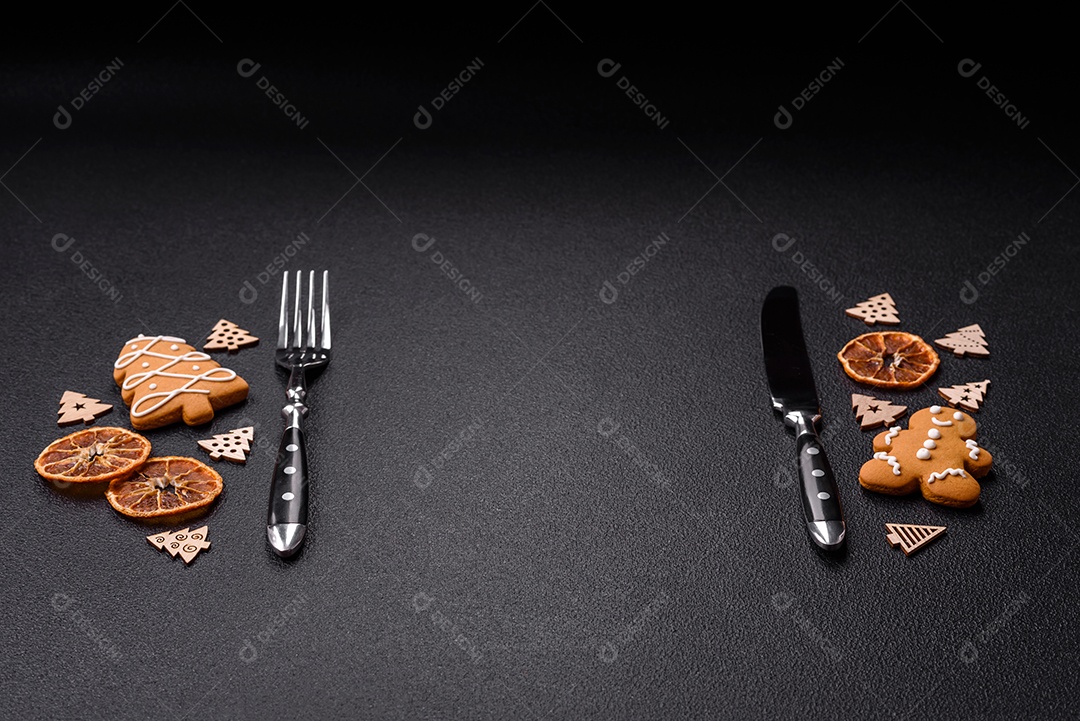 Linda composição festiva de Natal de um prato vazio, pães de gengibre e anis estrelado em um fundo escuro e texturizado