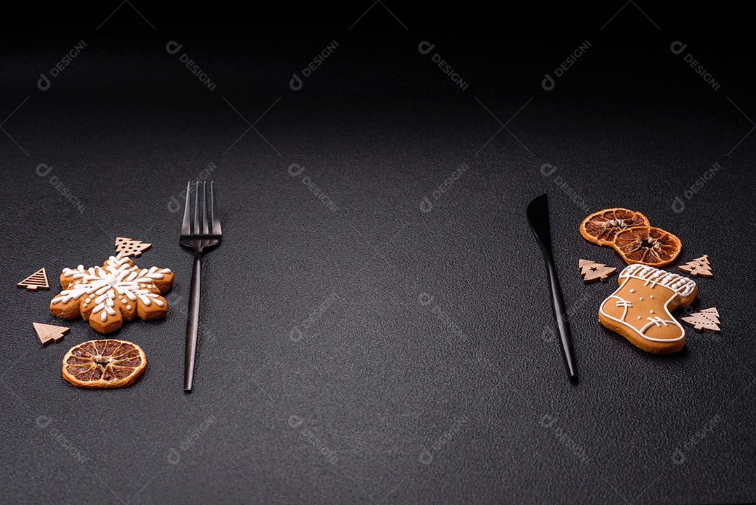 Linda composição festiva de Natal de um prato vazio, pães de gengibre e anis estrelado em um fundo escuro e texturizado