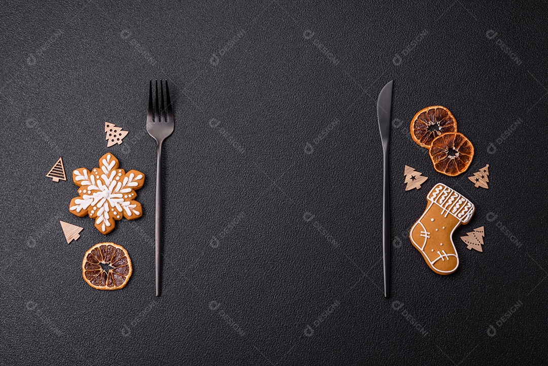 Linda composição festiva de Natal de um prato vazio, pães de gengibre e anis estrelado em um fundo escuro e texturizado