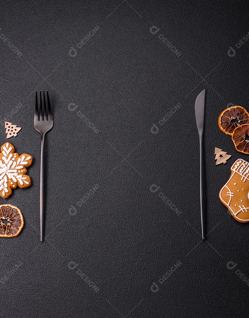 Linda composição festiva de Natal de um prato vazio, pães de gengibre e anis estrelado em um fundo escuro e texturizado