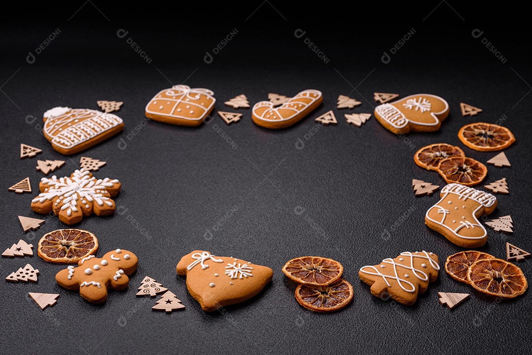 Linda composição festiva de Natal de um prato vazio, pães de gengibre e anis estrelado em um fundo escuro e texturizado
