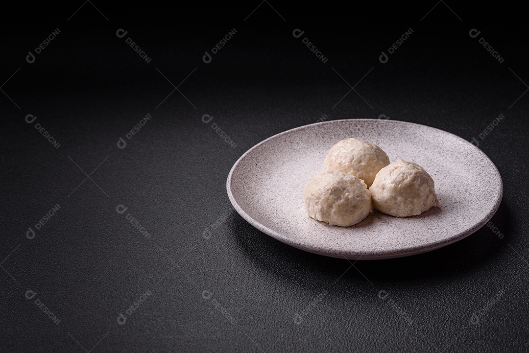 Deliciosas costeletas de frango cozidas no vapor ou almôndegas picadas. Prato de comida dietética