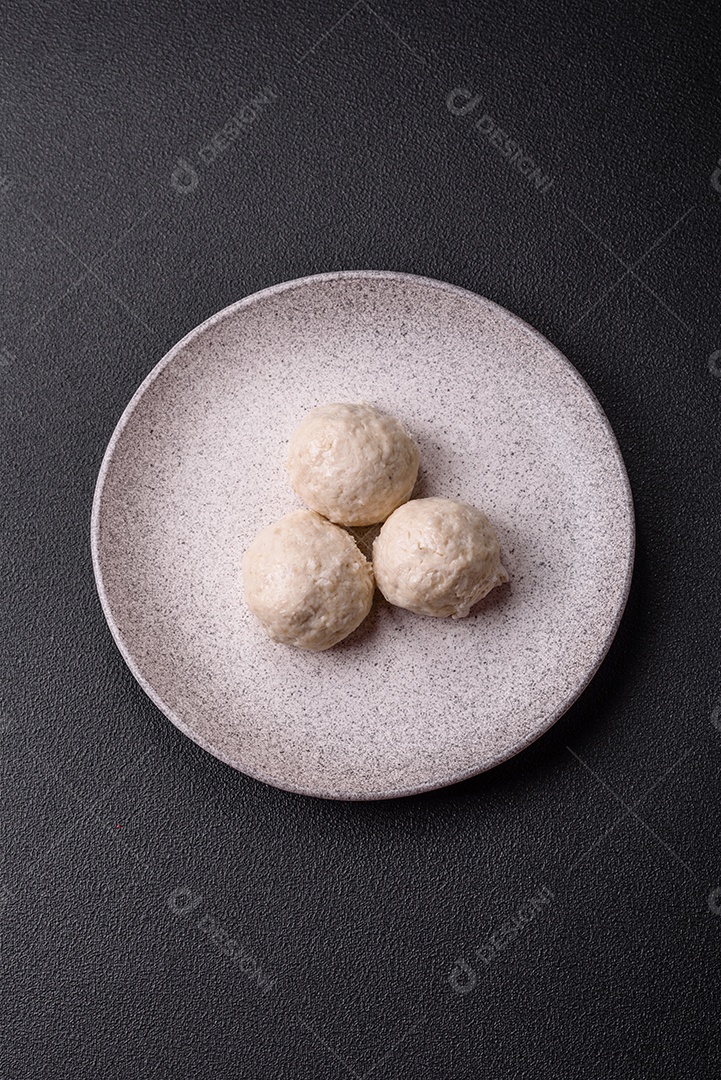 Deliciosas costeletas de frango cozidas no vapor ou almôndegas picadas. Prato de comida dietética