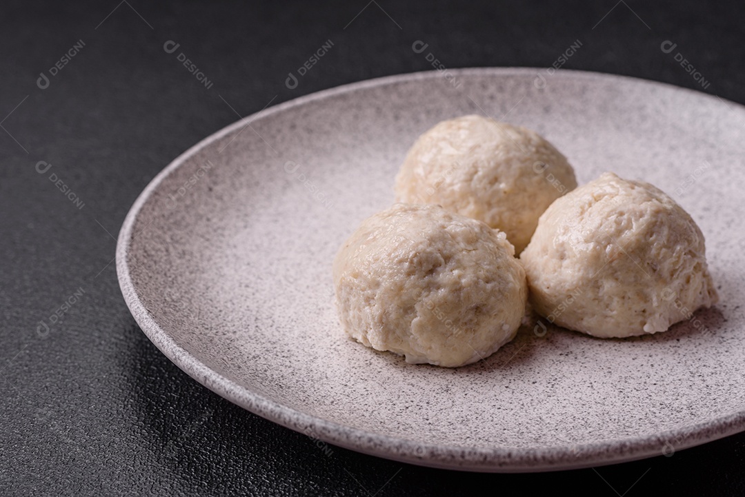 Deliciosas costeletas de frango cozidas no vapor ou almôndegas picadas. Prato de comida dietética