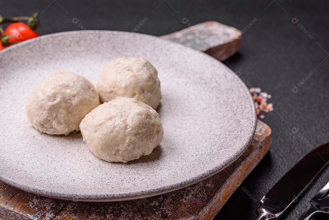 Deliciosas costeletas de frango cozidas no vapor ou almôndegas picadas. Prato de comida dietética