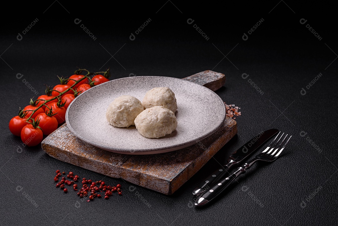 Deliciosas costeletas de frango cozidas no vapor ou almôndegas picadas. Prato de comida dietética