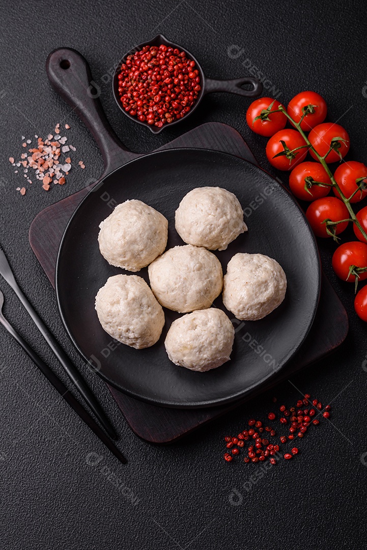 Deliciosas costeletas de frango cozidas no vapor ou almôndegas picadas. Prato de comida dietética