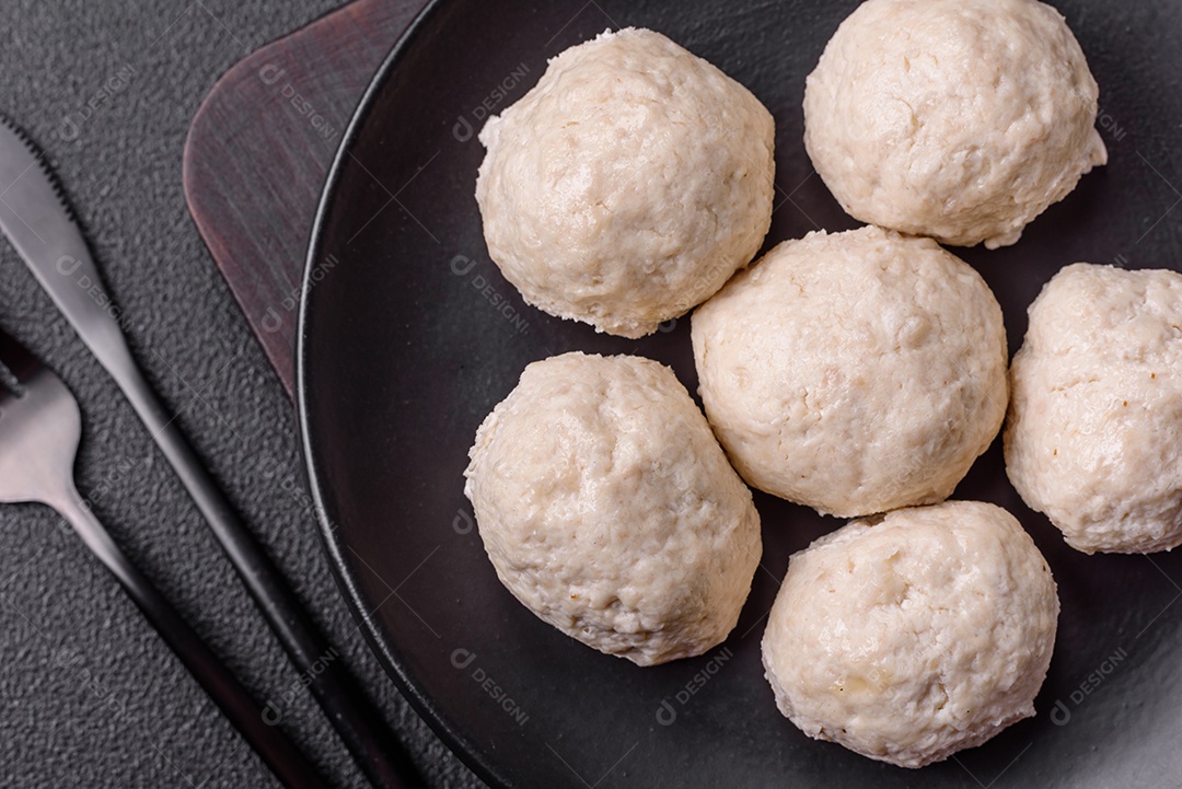 Deliciosas costeletas de frango cozidas no vapor ou almôndegas picadas. Prato de comida dietética